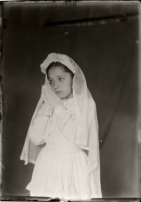 Niña en el día de su Primera Comunión