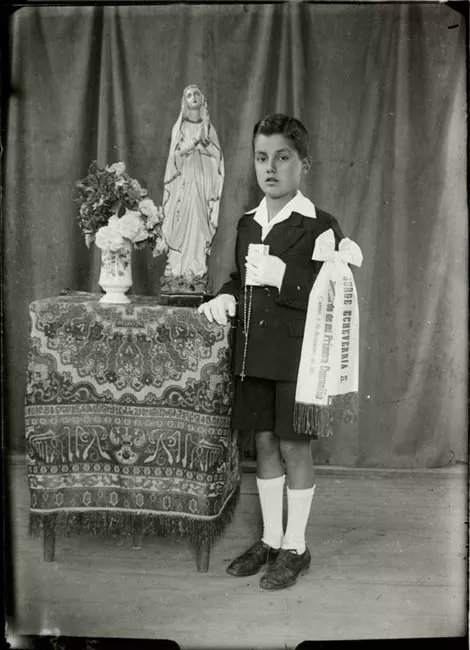 niño en el día de su primera comunión