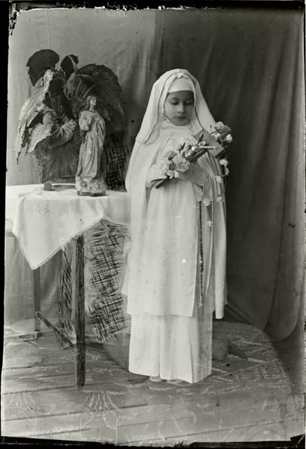 Niña celebrando su Primera Comunión