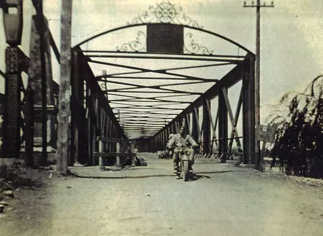 Motociclista en el Puente del Río Maule