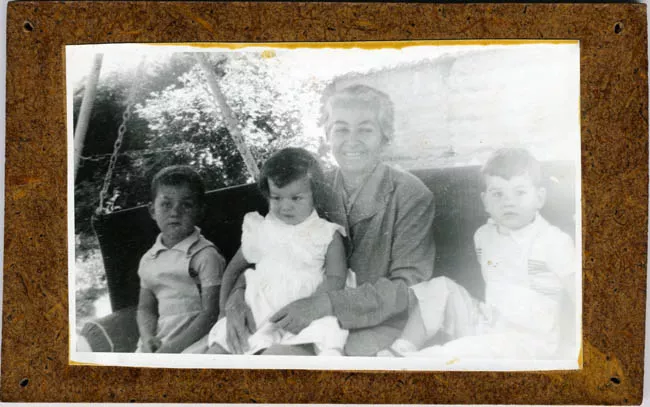 Gabriela Mistral junto a niños en Montegrande