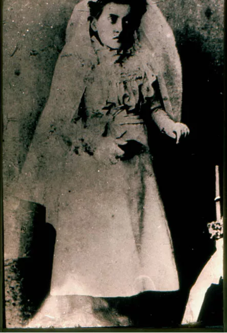 Retrato de Gabriela Mistral en su Primera Comunión