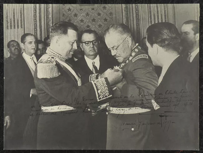Presidente del Paraguay Stroessner condecorando al Presidente de Chile Carlos Ibáñez del Campo