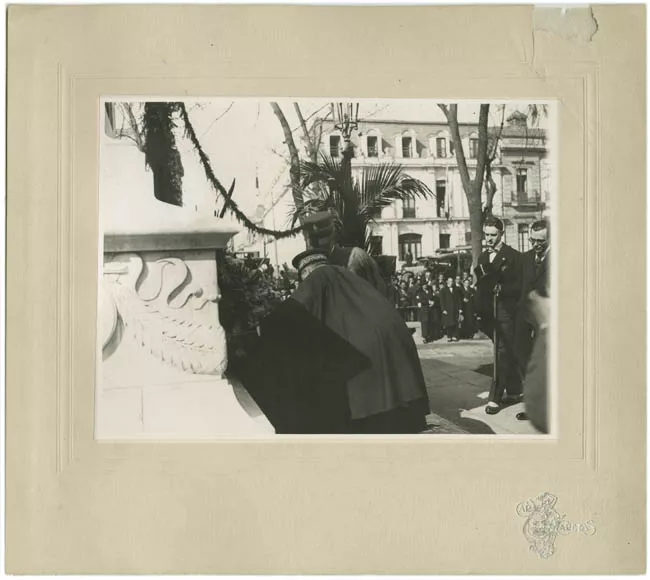 Visita del Príncipe Humberto de Saboya a Chile. Ofrenda en el Monumento de O'Higgins  