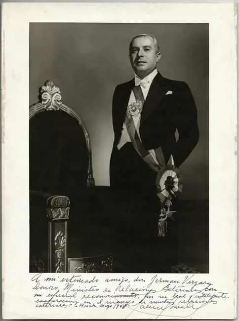 Fotografía de don Gabriel González Videla dedicada a don German Vergara Donoso. 