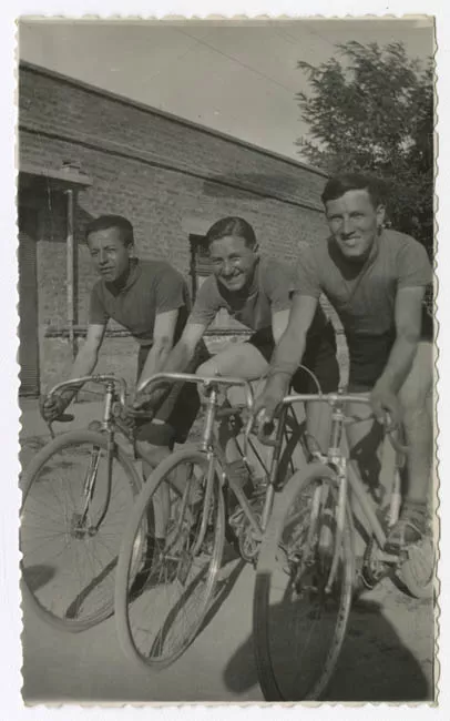UN TRIO DE CICLISTAS NO IDENTIFICADOS
