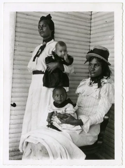 RETRATO DE MADRES E HIJOS. ISLA DE PASC