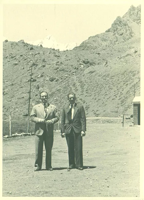 Retrato de Hernán Garcés Silva junto a un hombre