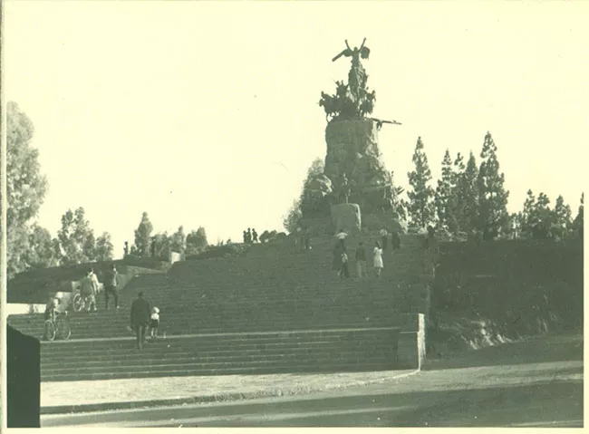 Jardín con escultura
