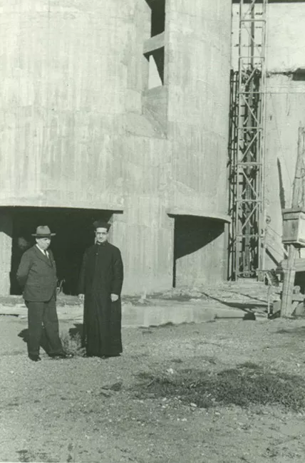 Retrato de Hernán Garcés Silva junto a un religioso