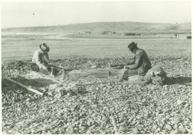 Dos hombres en la orilla del mar