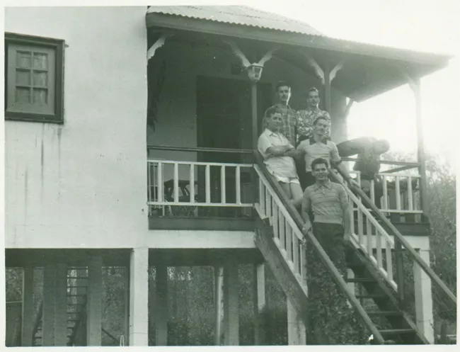 Grupo de hombres en una terraza