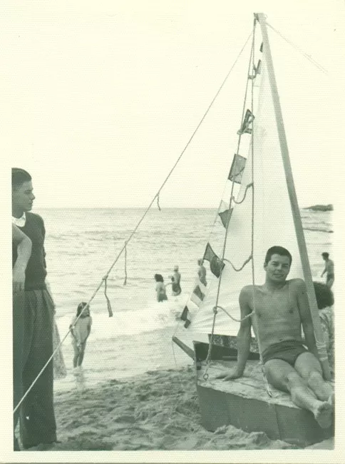Retrato de hombre sobre pequeña embarcación