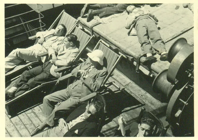 Hombres sobre cubierta de barco