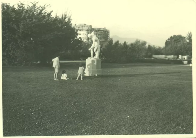 Jardín con una escultura