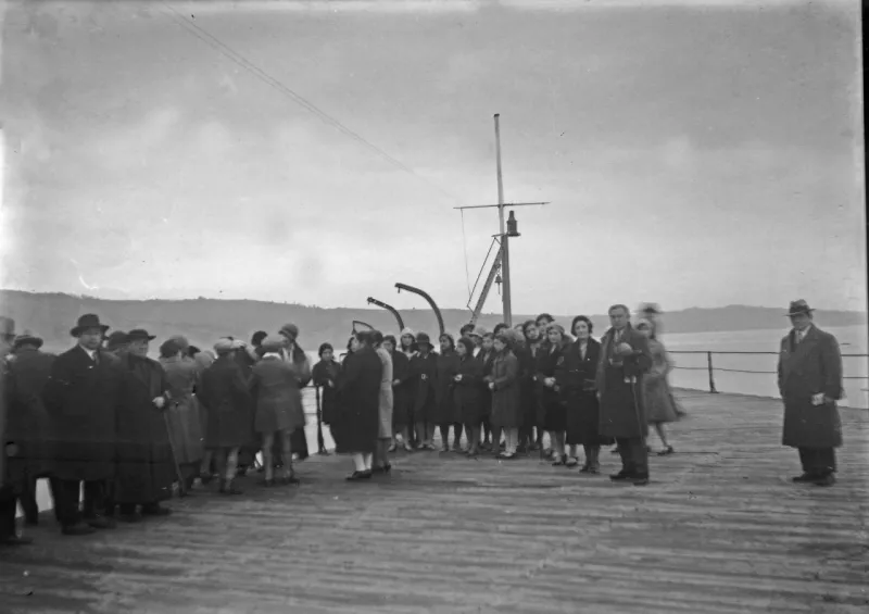 Alumnas normalistas en el muelle de pasajeros de Ancud
