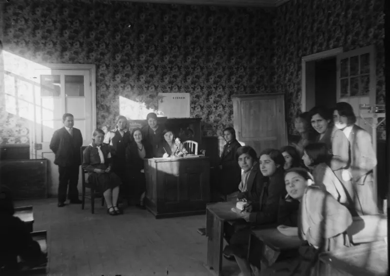 Alumnas normalistas en sala de clases