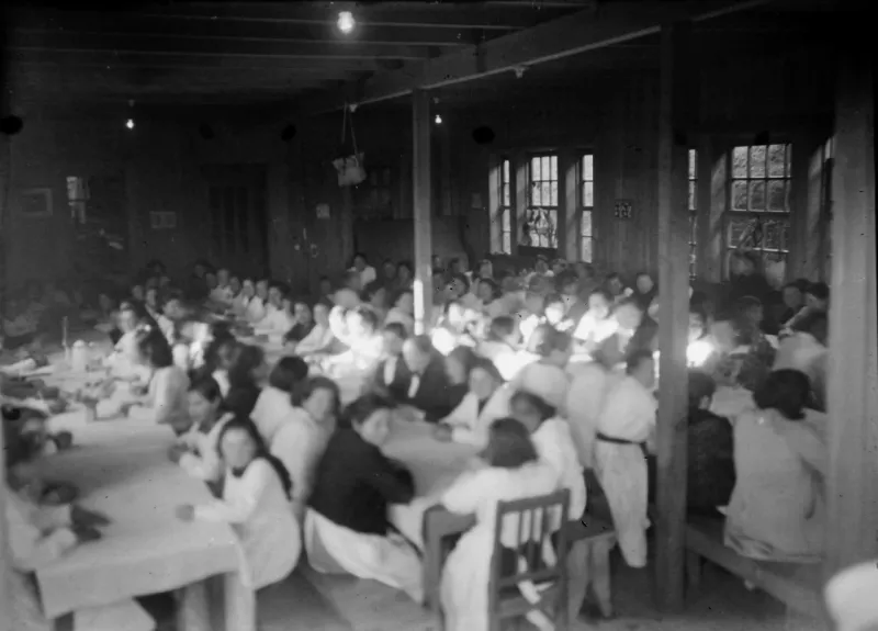 Niñas en comedor de Escuela Normal Rural de Ancud