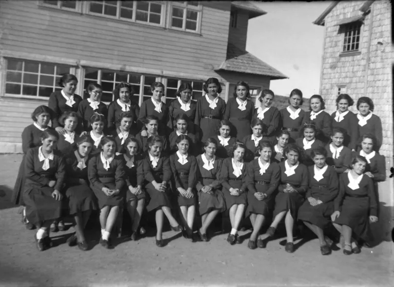 Retrato grupal de alumnas normalistas