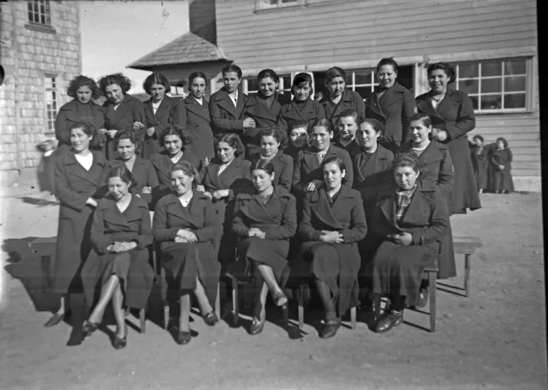 Retrato grupal de alumnas normalistas