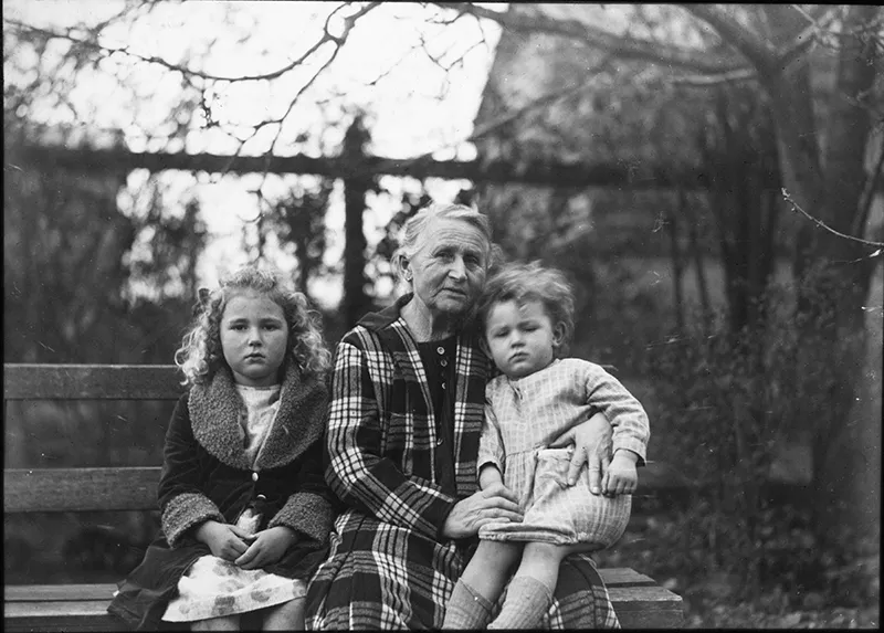 Retrato de abuela y nietos