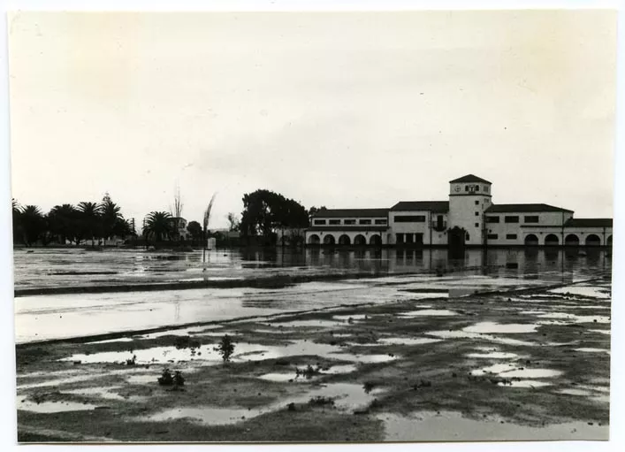 Vista a estación de ferrocarriles de La Serena inundada