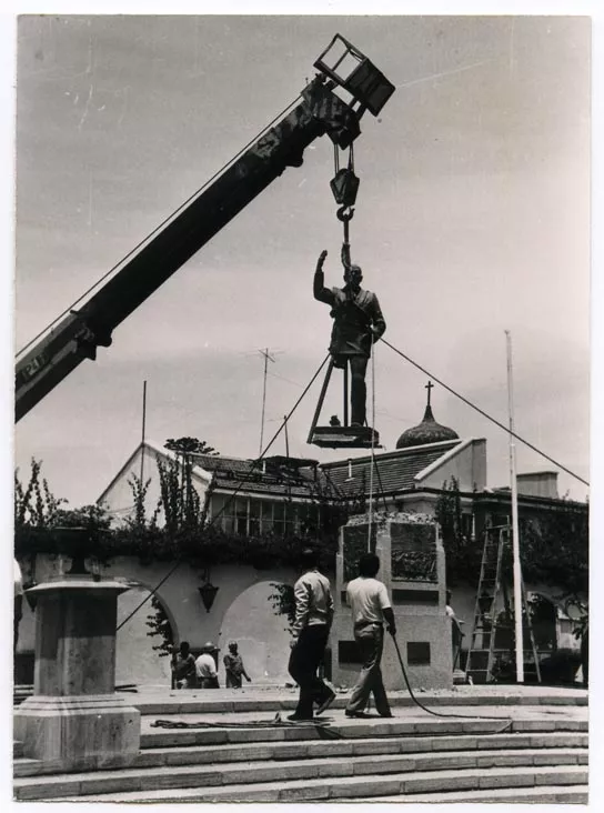 Carga del monumento de Gabriel González Videla en La Serena, 1986