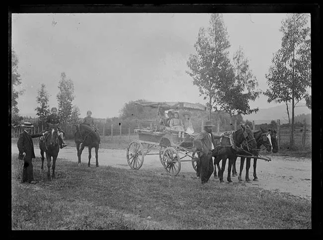 Grupo de personas montando a caballo y en carruaje