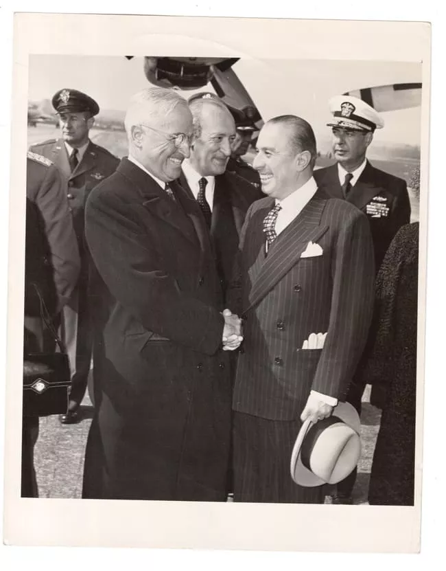 Presidente Truman recibe a González Videla en el aeropuerto de Washington