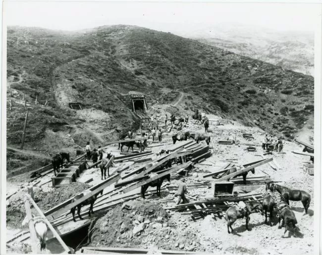 Construcción de línea férrea en la montaña