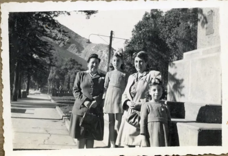 Retrato de mujeres y niñas en sector Alameda Copiapó