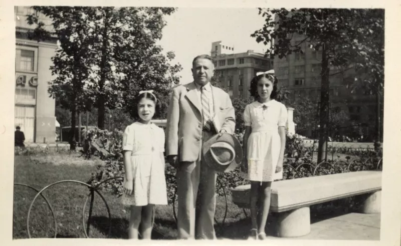 Retrato de padre e hijas en espacio publico 