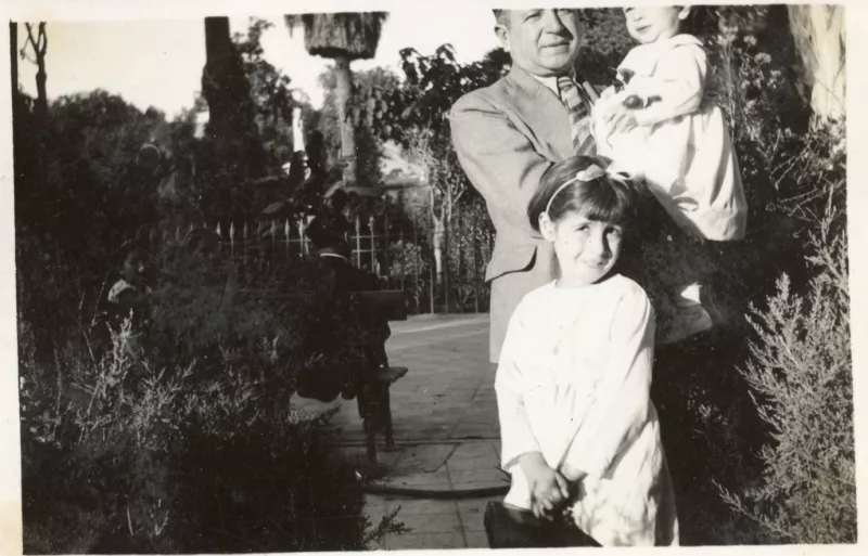 Retrato de Leonardo Pizarro junto a sus hijas
