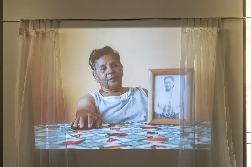 Desvelar las raíces / retrato de mi abuela y su madre