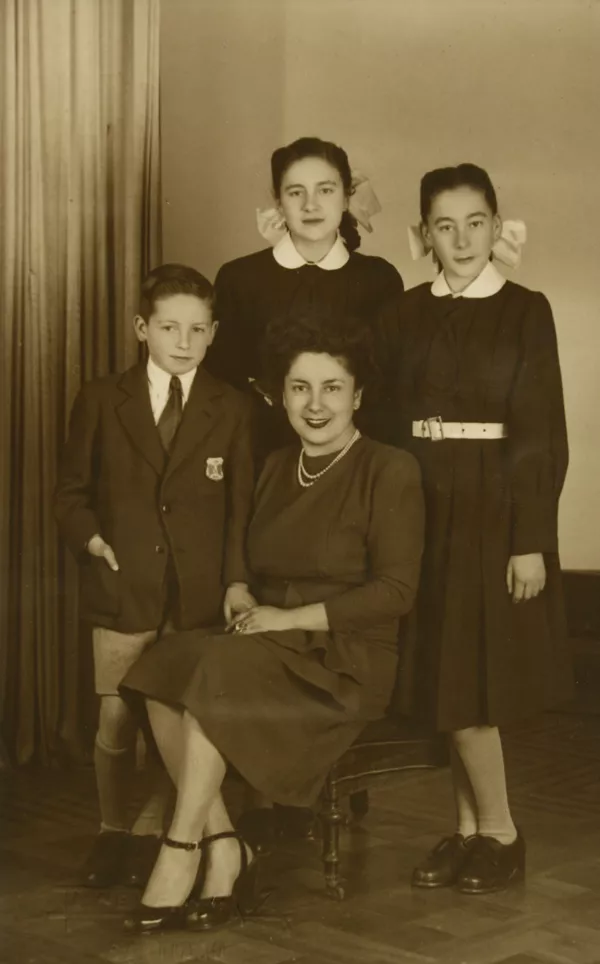 [Mujer con sus tres hijos]  [fotografía] Kyutaro Tunekawa.
