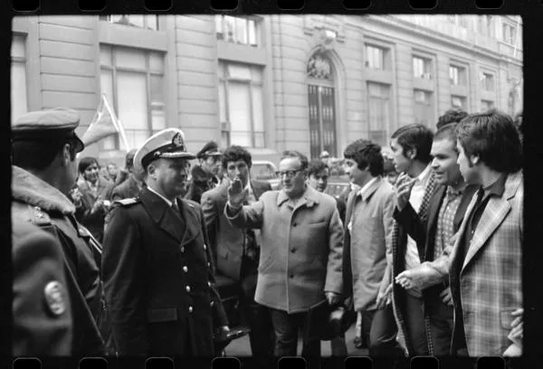 Allende llegan a La Moneda el Primero de Mayo de 1973  [fotografía] Armindo Cardoso.