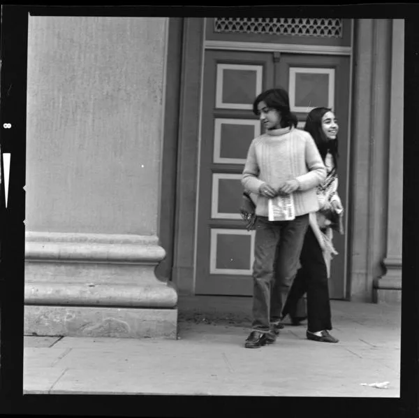 Quinta Normal : [Dos lolas afuera del Museo Nacional de Historia] [fotografía] Armindo Cardoso.