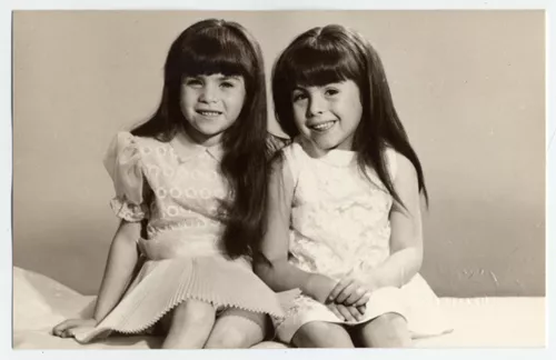 [Dos niñitas [hermanas]  [fotografía]Kyutaro Tnekawa.