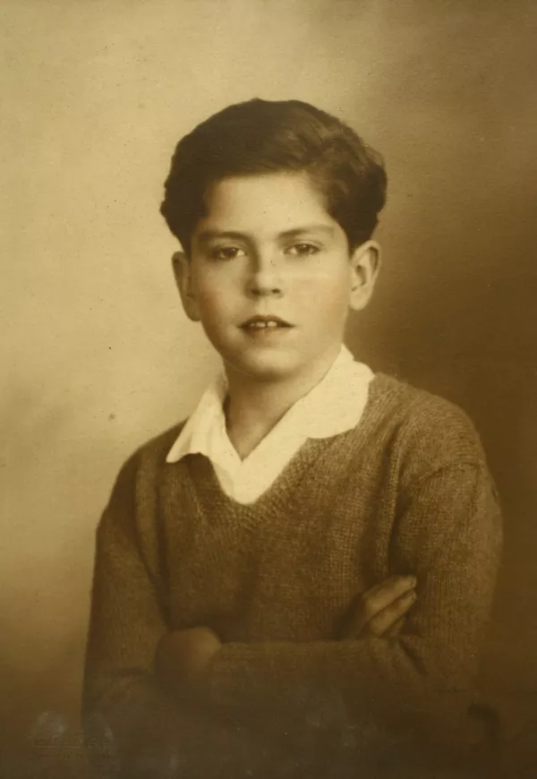 [Niño posando con los brazos cruzados a la altura del pecho]  [fotografía] Kyutaro Tunekawa.