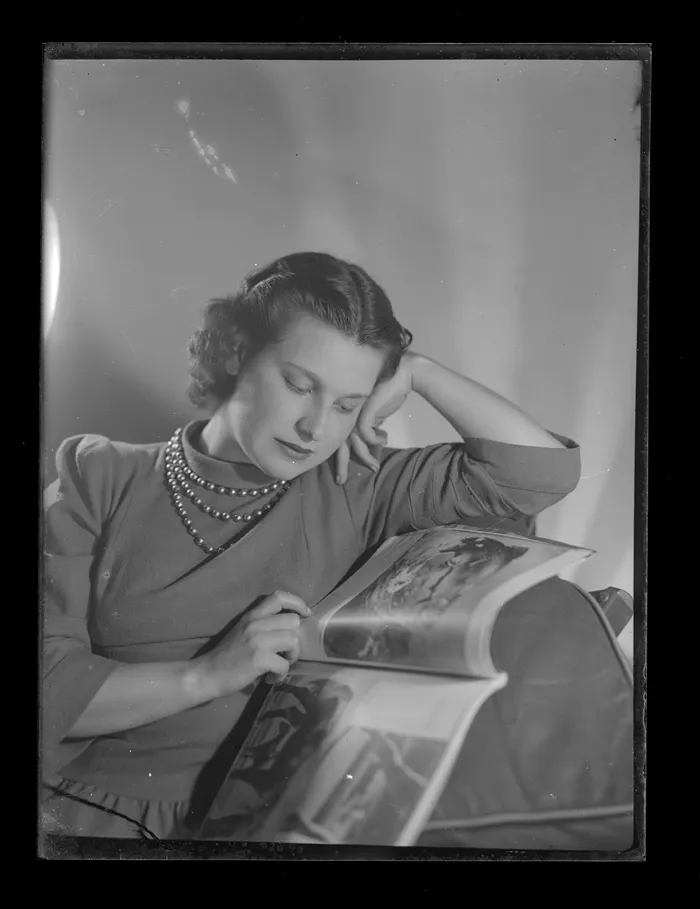 [Retrato de un mujer, lee una revista]  [fotografía] Alfredo Molina Lahitte.