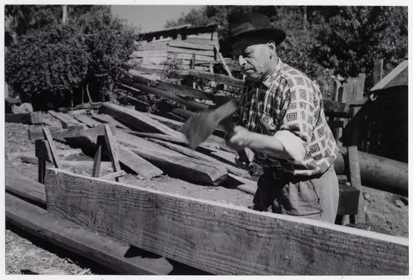 [Carpintero de ribera; construye embarcación en el Astillero]  [fotografía] Domingo Ulloa.