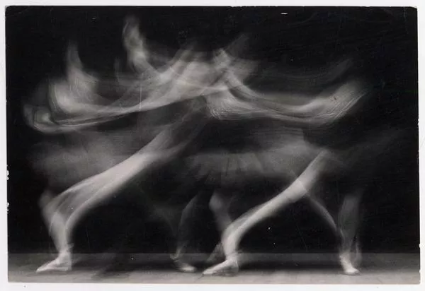 Movimiento sugerido [en una escena de ballet]  [fotografía] Domingo Ulloa.