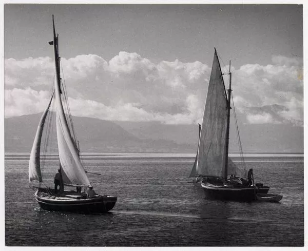 Lanchas chilotas cerca de Puerto Montt  [fotografía] Domingo Ulloa.