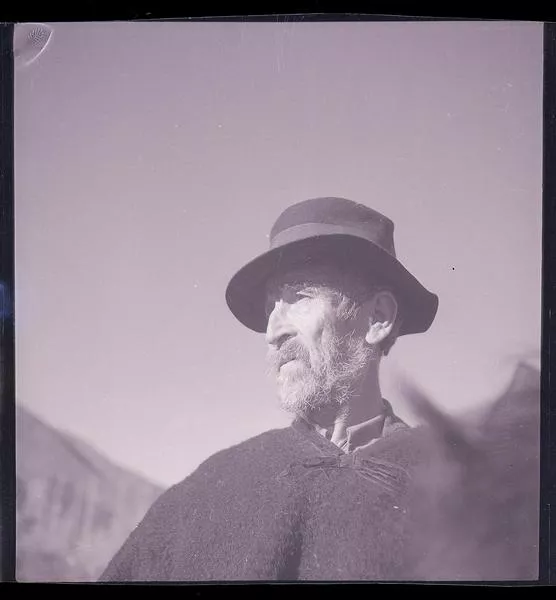 [Hombre de campo]  [fotografía] Ignacio Hochhäusler.
