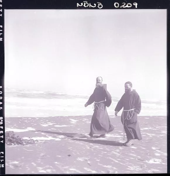 [Dos religiosos de la Orden Capuchinos, paseo por la playa]  [fotografía] Hochhäusler, Ignacio