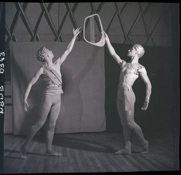 [Ballet Nacional Chileno : Ensayo: Heinz Poll e intérprete no identificado; Ballet "Orfeo"] [fotografía] Ignacio Hochhäusler.