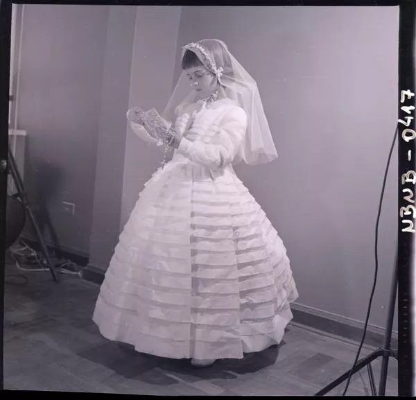 [Niña, día de su Primera Comunión]  [fotografía] Ignacio Hochhäusler.