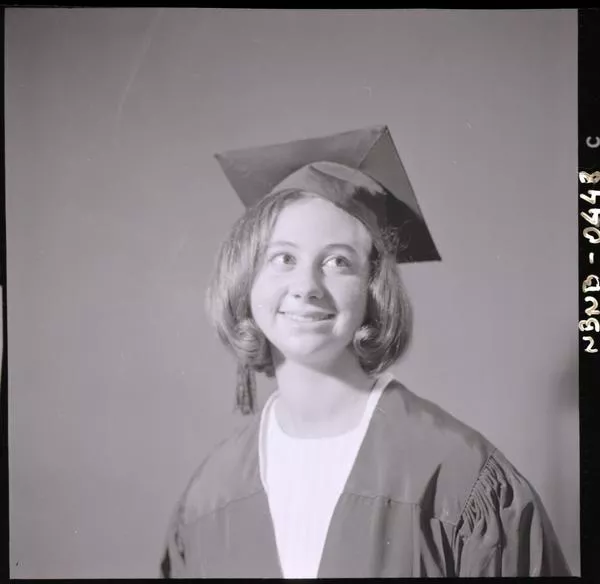 [Retrato de una señorita con toga y birrete]  [fotografía] Ignacio Hochhäusler.