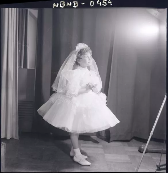 [Niña en el día de su Primera Comunión]  [fotografía] Ignacio Hochhäusler.