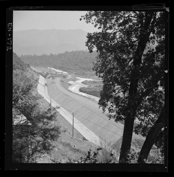 Canal de evacuación que devuelve las aguas al rio Cipreses  [fotografía] Luis Ladrón de Guevara.